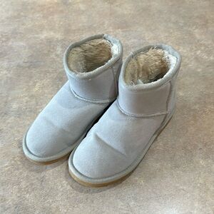 Women’s light gray UGG boots size 5